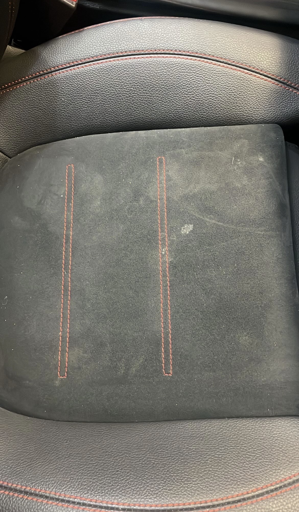 Siège automobile en Alcantara marqué avant nettoyage