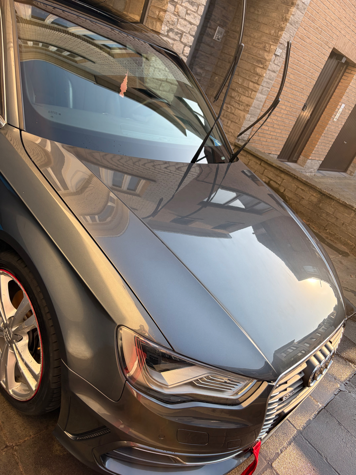 Carrosserie grise brillante après nettoyage extérieur WashCarPrestige