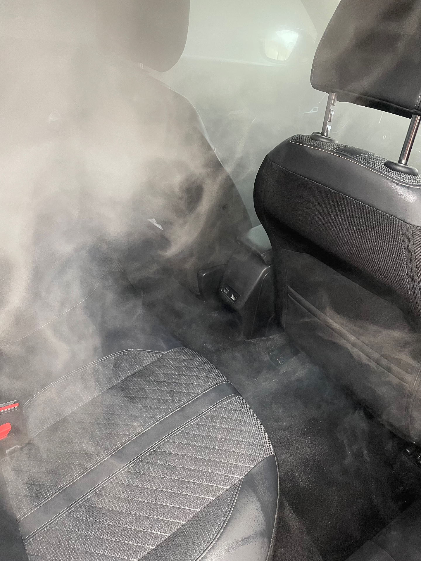 Désinfection à la vapeur des sièges et de l'habitacle d'une voiture