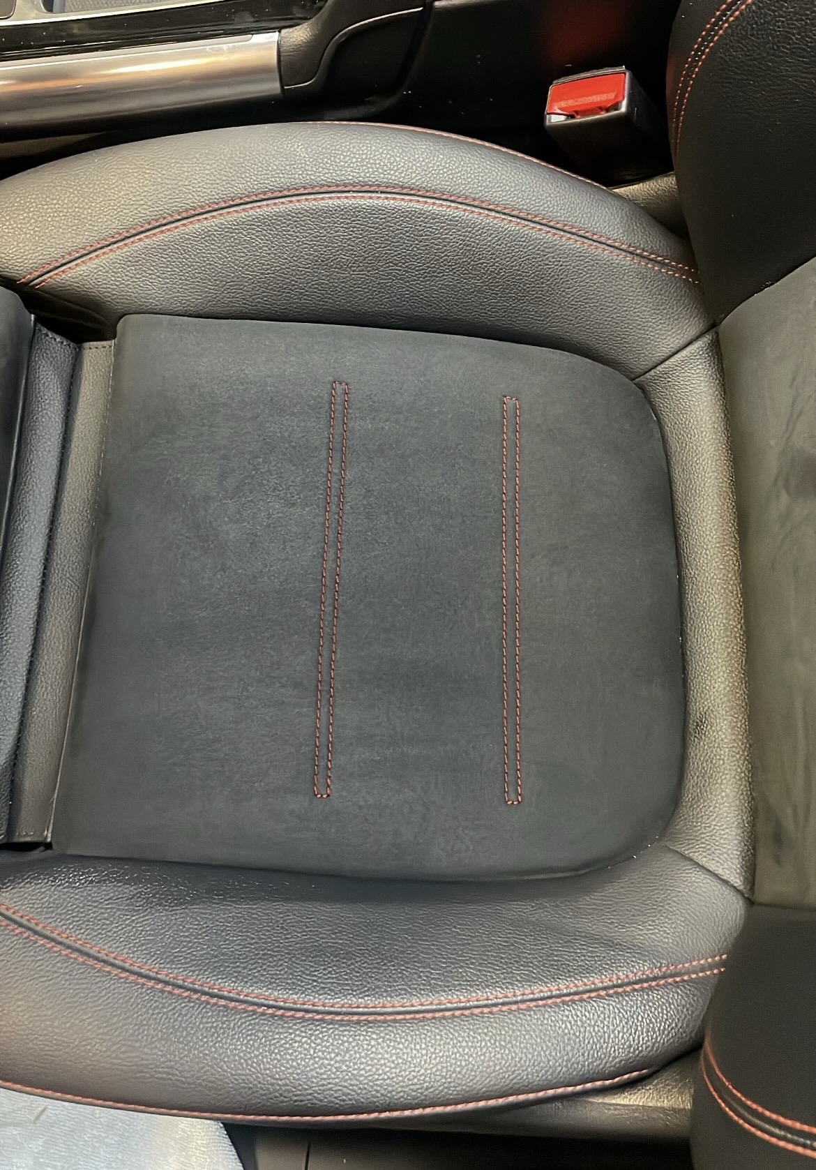 Siège automobile en Alcantara après nettoyage professionnel